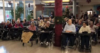 Volontari e anziani in festa alla casa di riposo