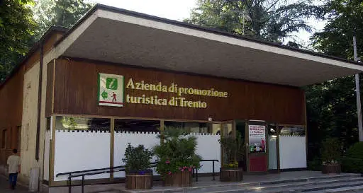 Bagni pubblici all'ex Apt in piazza Dante