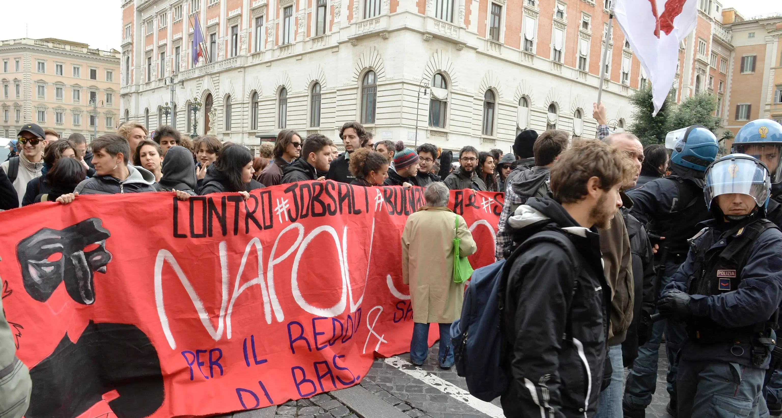 A Roma corteo contro il Jobs Act: cariche delle forze dell'ordine