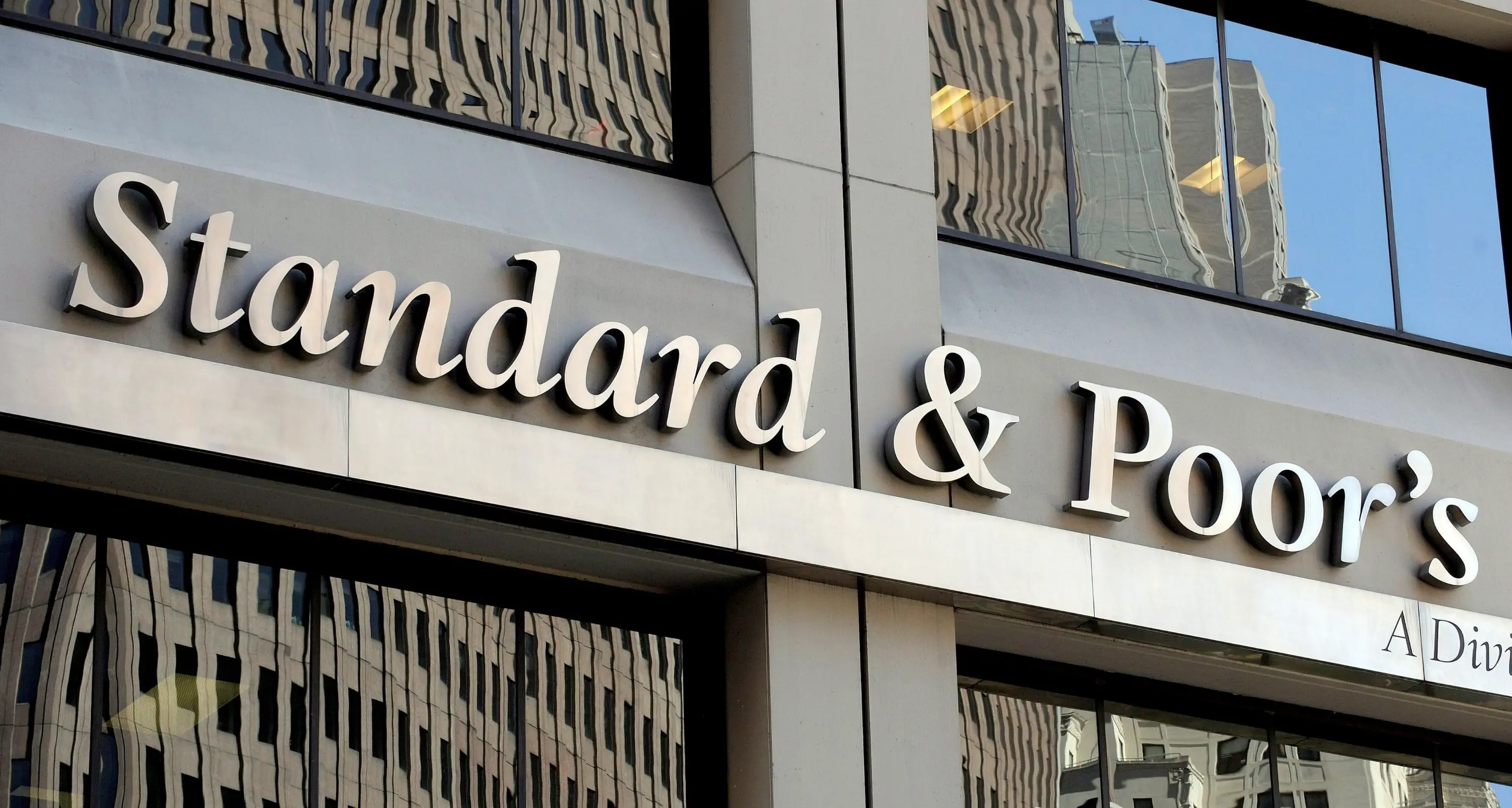 Standard & Poor's declassa l'Italia: il rating passa da BBB a BBB-