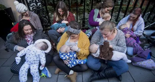 Allattare in pubblico, a Londra è polemica