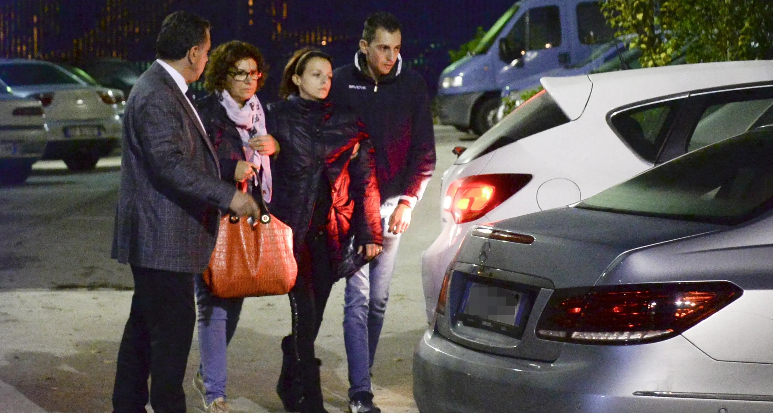 Omicidio del piccolo Loris, la mamma esce da casa con la polizia