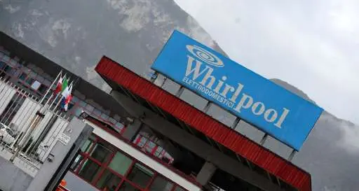 Dopo i 500 posti persi a Trento Whirlpool licenzia altri 1.350 addetti