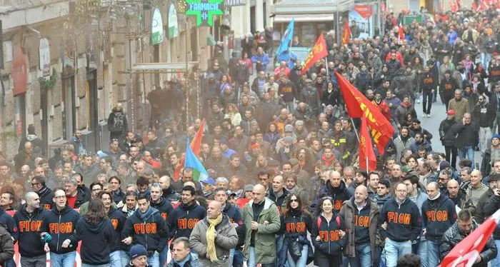 Sciopero generale, adesione al 60%. Renzi: non cambio linea