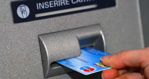 Arriva il Natale, picco di pagamenti con il bancomat