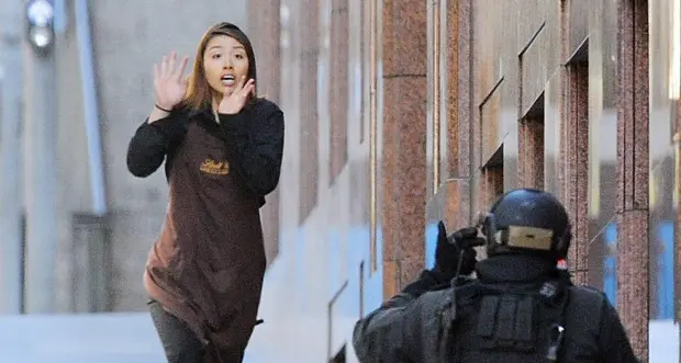 Paura a Sydney, prende ostaggi e chiede drappo Isis
