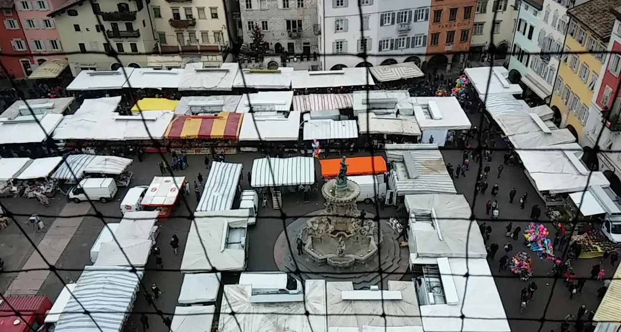 Fiera di Santa Lucia, mercatini, hobbisti: a Trento una domenica di folla