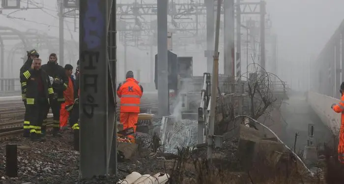Incendio vicino alla stazione di Bologna, ferrovia interrotta