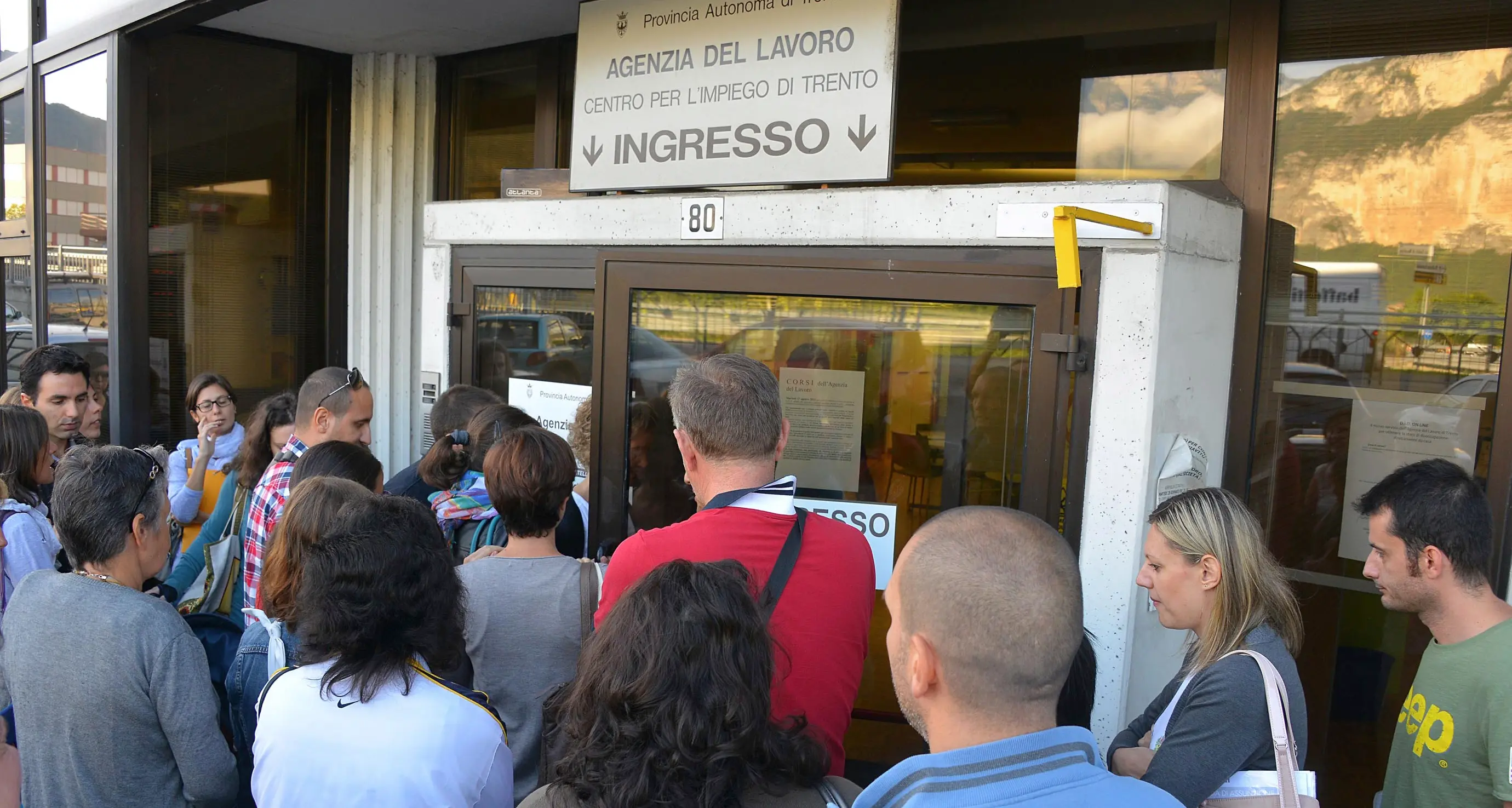 Per i giovani la vita precaria ormai è normalità: sondaggio