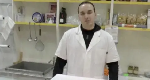 Salumiere dona panino a disabile ma manca scontrino, multato
