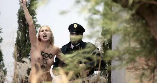 Protesta Femen in San Pietro. A seno nudo prende bambinello