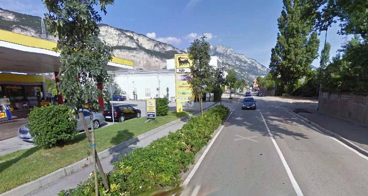 Scontro tra una moto e un furgone: una ventitreenne in ospedale