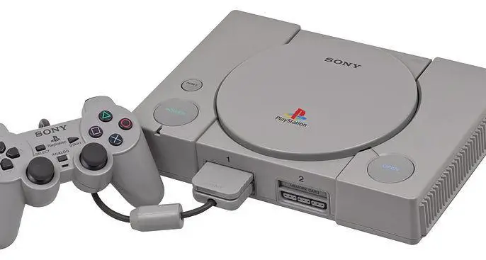 Buon compleanno PlayStation, notti insonni e sfide epiche