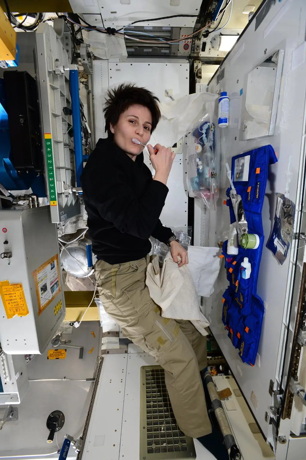 Astrosamantha fra lo spazzolino da denti e vedute mozzafiato sulla Terra