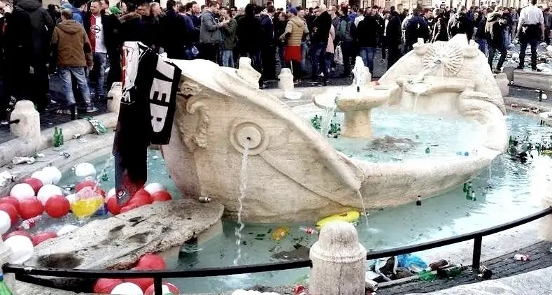 Guerriglia urbana a Roma Hooligan olandesi scatenati