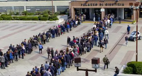 Avvocati sfondano ingresso tribunale a Napoli, due feriti