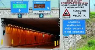 Ancora un'auto contromano al Bus de Vela: rischio tragedia