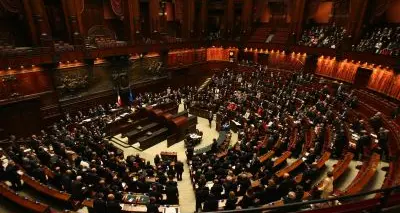 Ci sono troppi politici e pure troppi stipendi