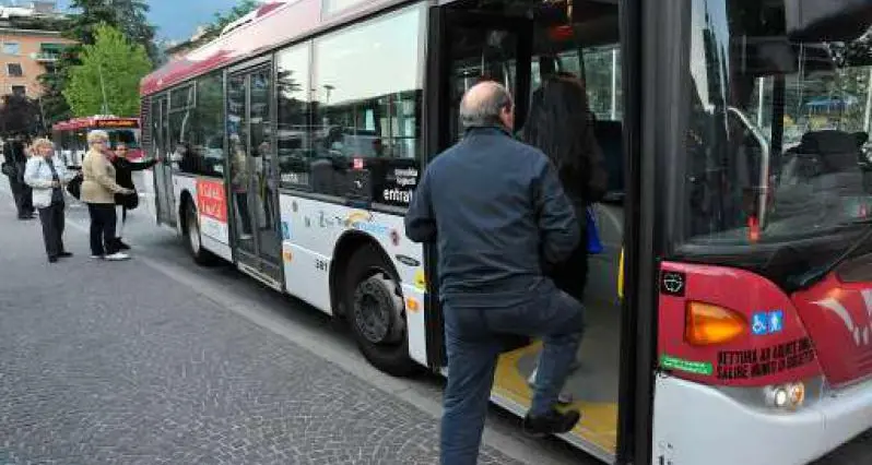 Pronto l'autobus coi tornelli ma non può ancora circolare