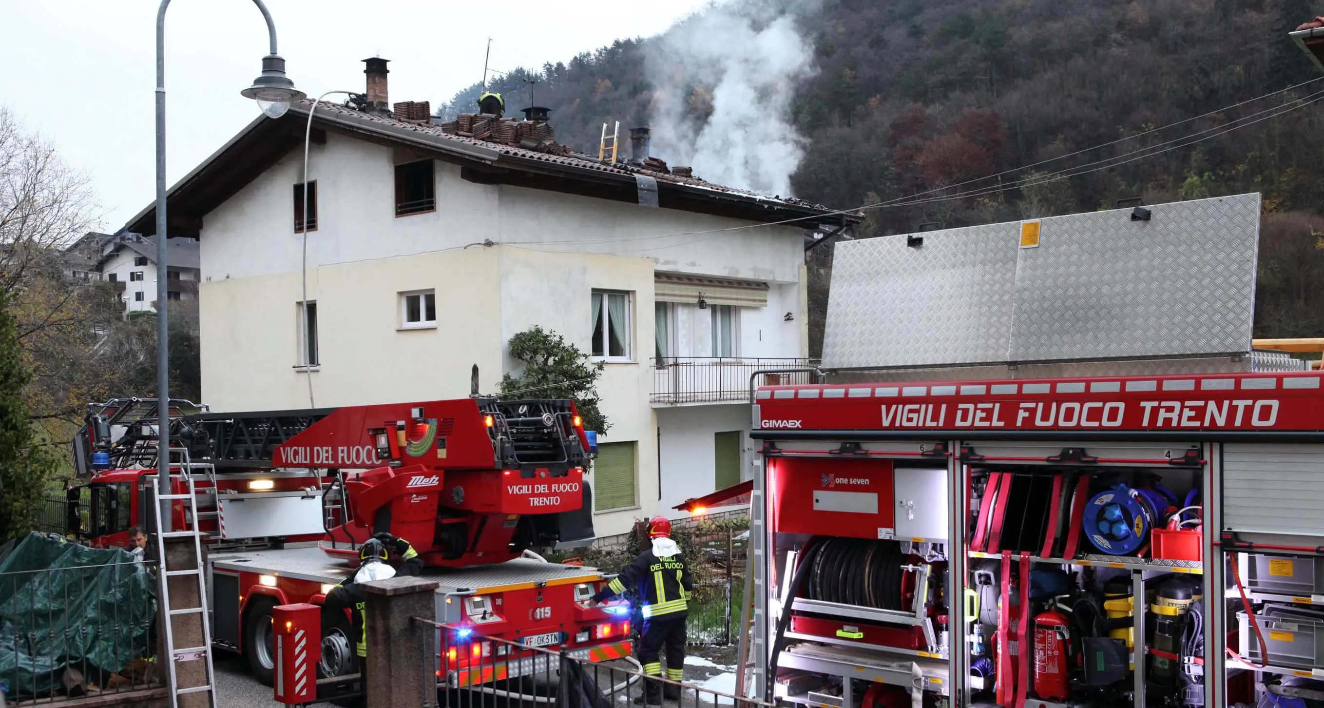 Incendio a Baselga del Bondone: brucia una mansarda