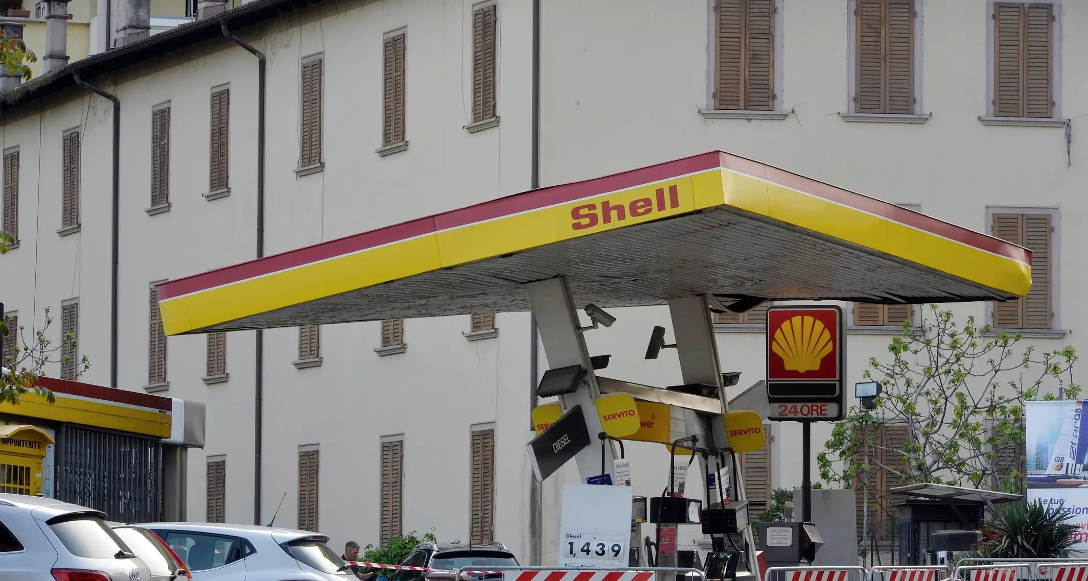 Vuole fare il pieno al camion e abbatte la pensilina