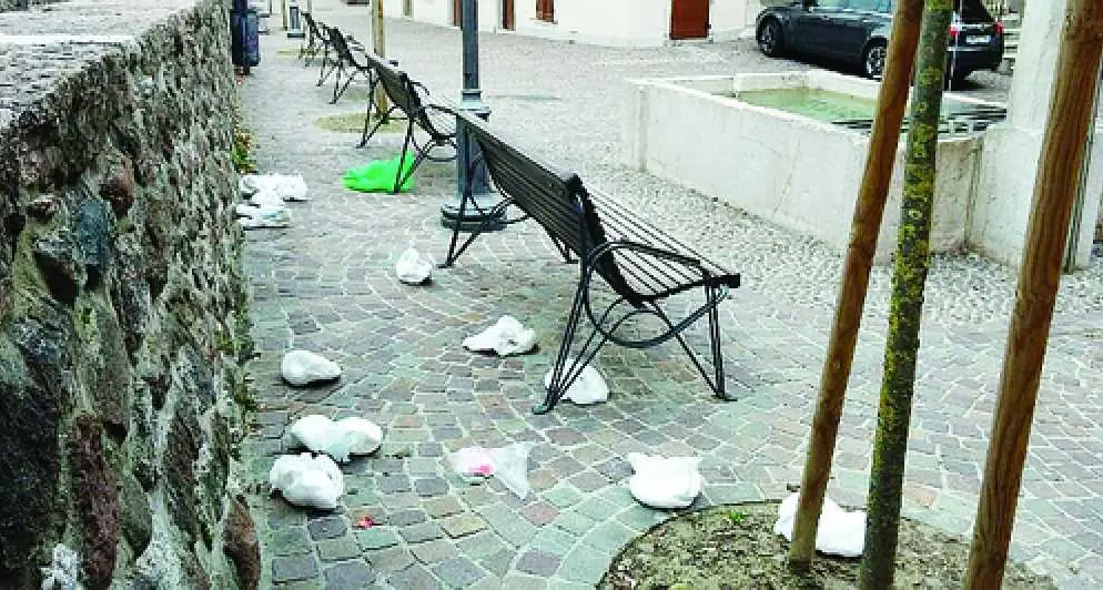 Pannolini in piazza a Gardolo. Genitori teppisti in azione