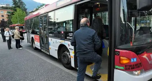 Autobus gratis, depositate 3.687 firme a sostegno di un disegno di legge