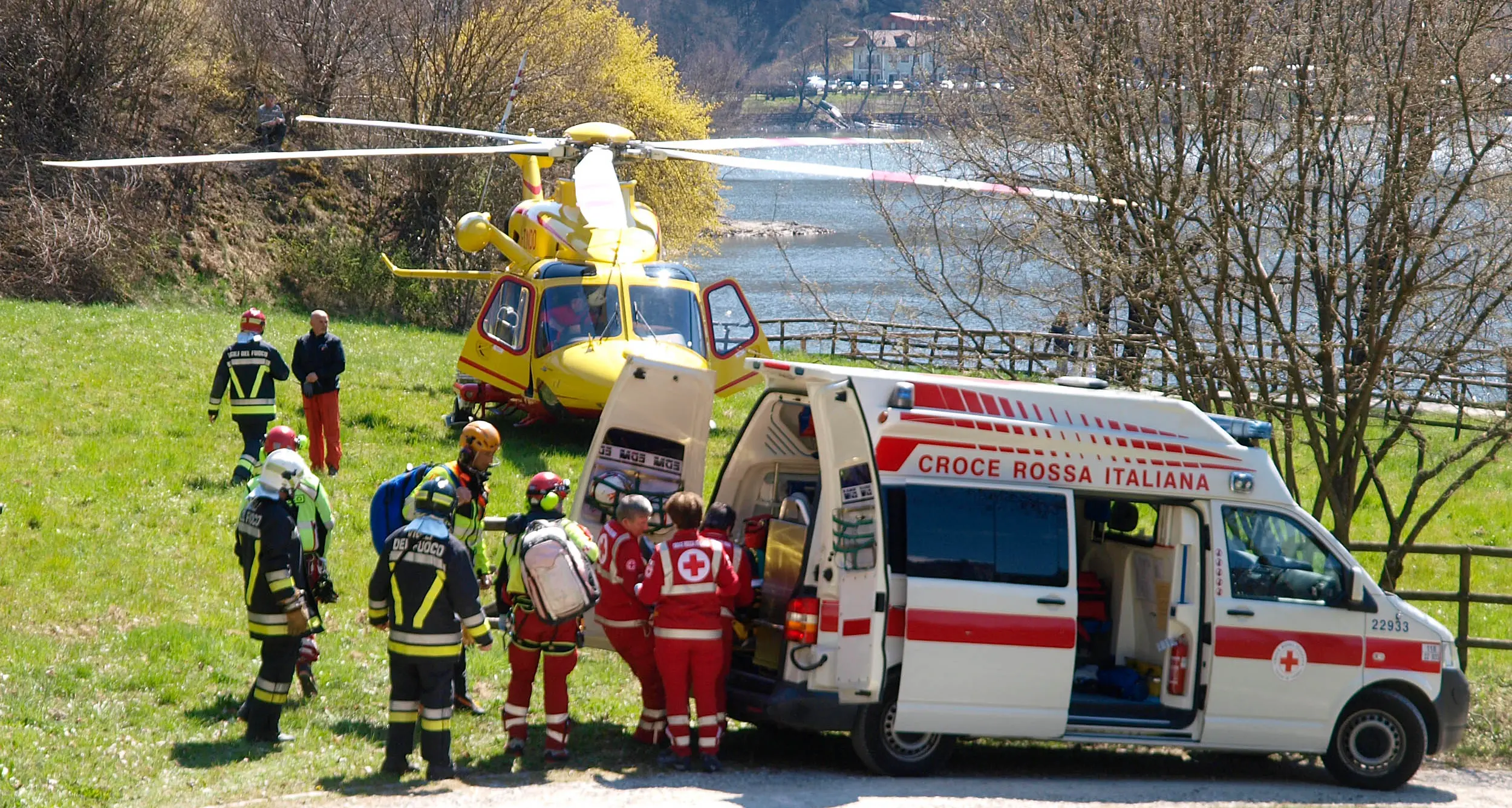 Finisce sotto il guard rail Motociclista in ospedale