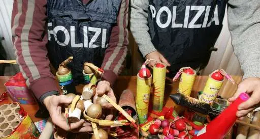 Fermati con un paio di petardi senza etichetta, a giudizio cinque ragazzi