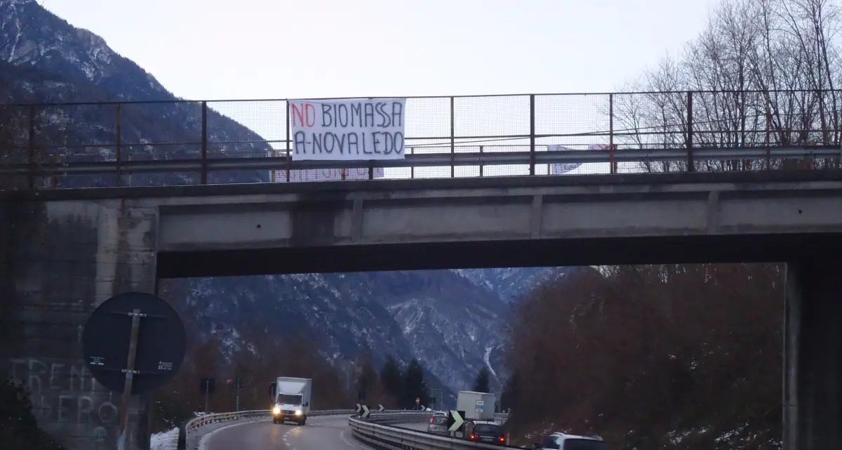 Striscioni da Borgo a Pergine, «No biomassa a Novaledo»