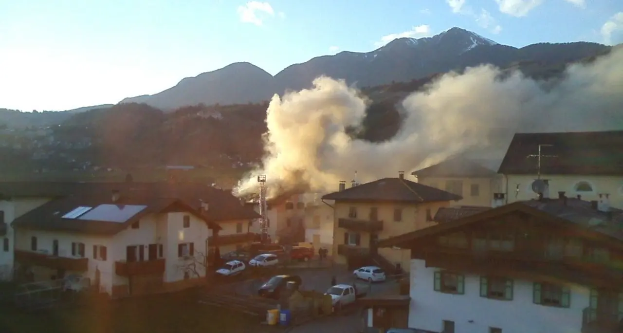 Furioso incendio a Masi: vigili del fuoco al lavoro