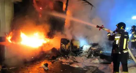 Bergamo, incendio distrugge pub: un morto e 17 intossicati