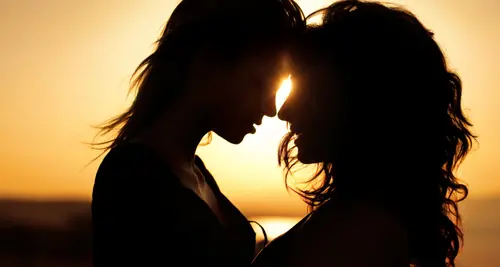 Si scambiano effusioni sul tetto, denunciate due ragazze