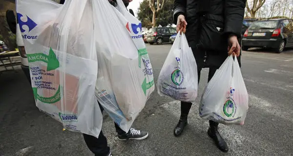 Ue: offensiva anti plastica Riciclo completo entro il 2030