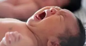 Volevano assolutamente il parto in casa, 4 indagati Bimba podalica, genitori e ostetriche sotto accusa
