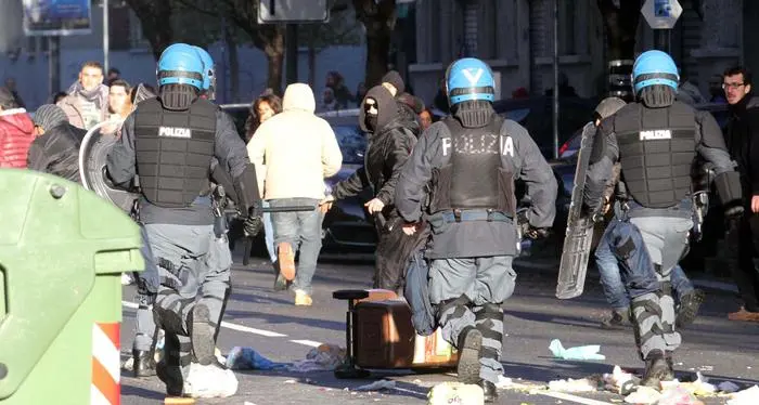 Milano, donna denuncia di aver abortito a causa di una manganellata