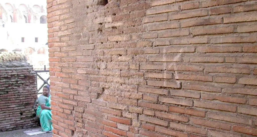 Incide la sua iniziale sul Colosseo: turista arrestato