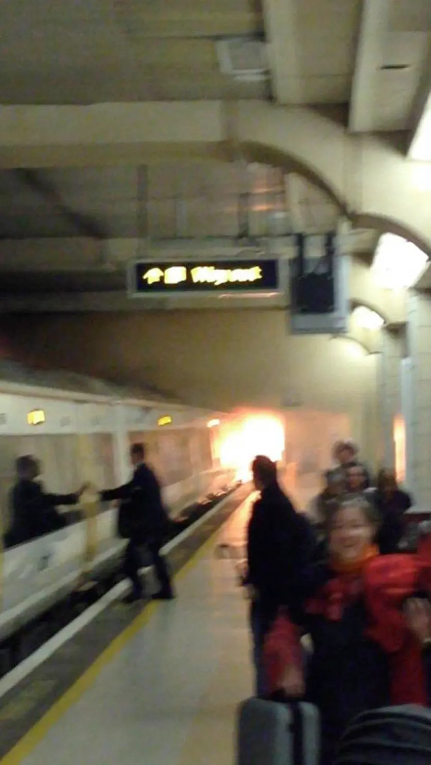 Londra, fiamme alla stazione di Charing Cross