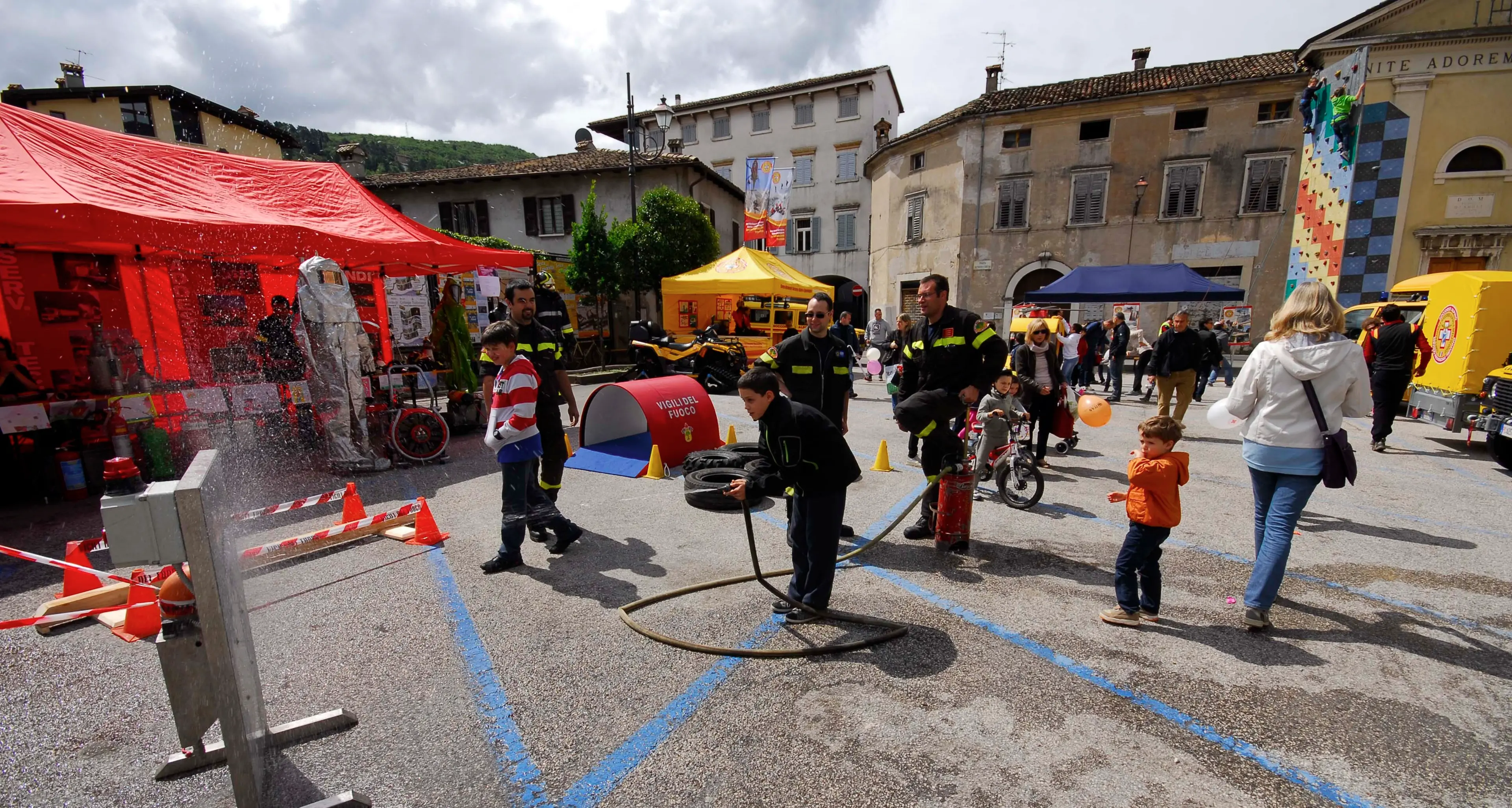 La sicurezza in piazza: divise, palestra di roccia e cani