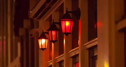 Vie a luci rosse, case a peso d'oro