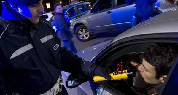 Belluno, sviene in auto ubriaco quasi assiderato