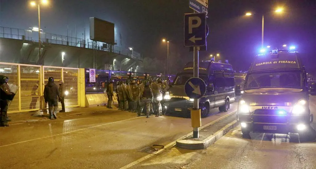 Arriva la Roma, guerriglia urbana a Bergamo
