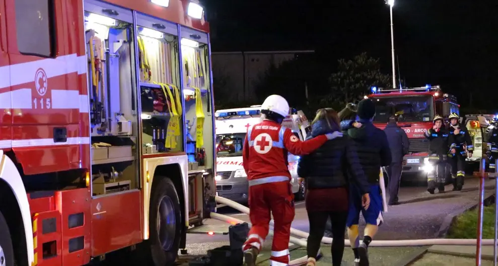 Fuoco al materasso, gravi ustioni per un rivano soccorso in casa
