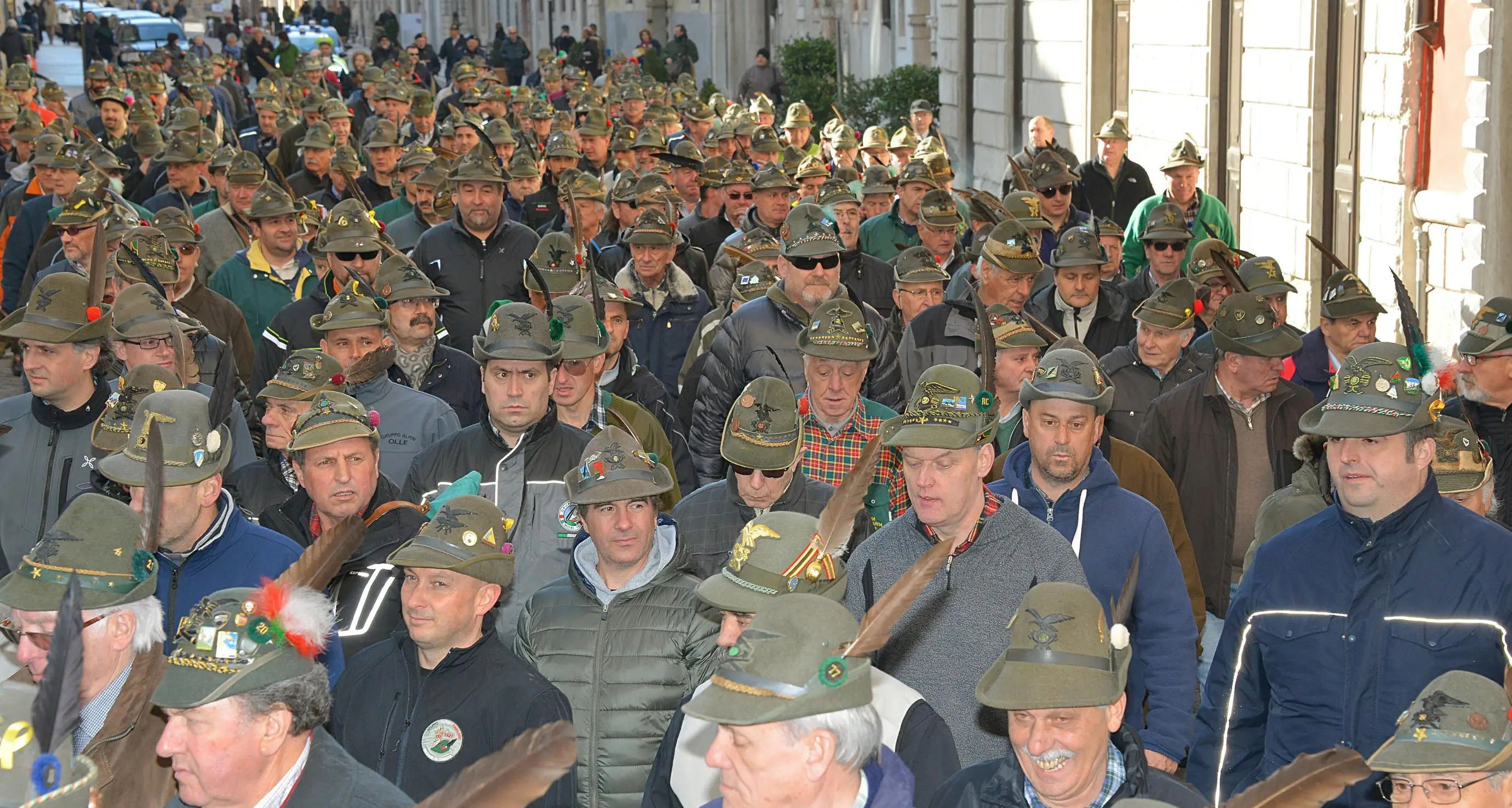 La lampada della pace degli alpini sulla tomba di San Giovanni Paolo II
