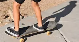 Ragazzo di 17 anni caduto con lo skateboard: ha sbattuto la testa sull'asfalto