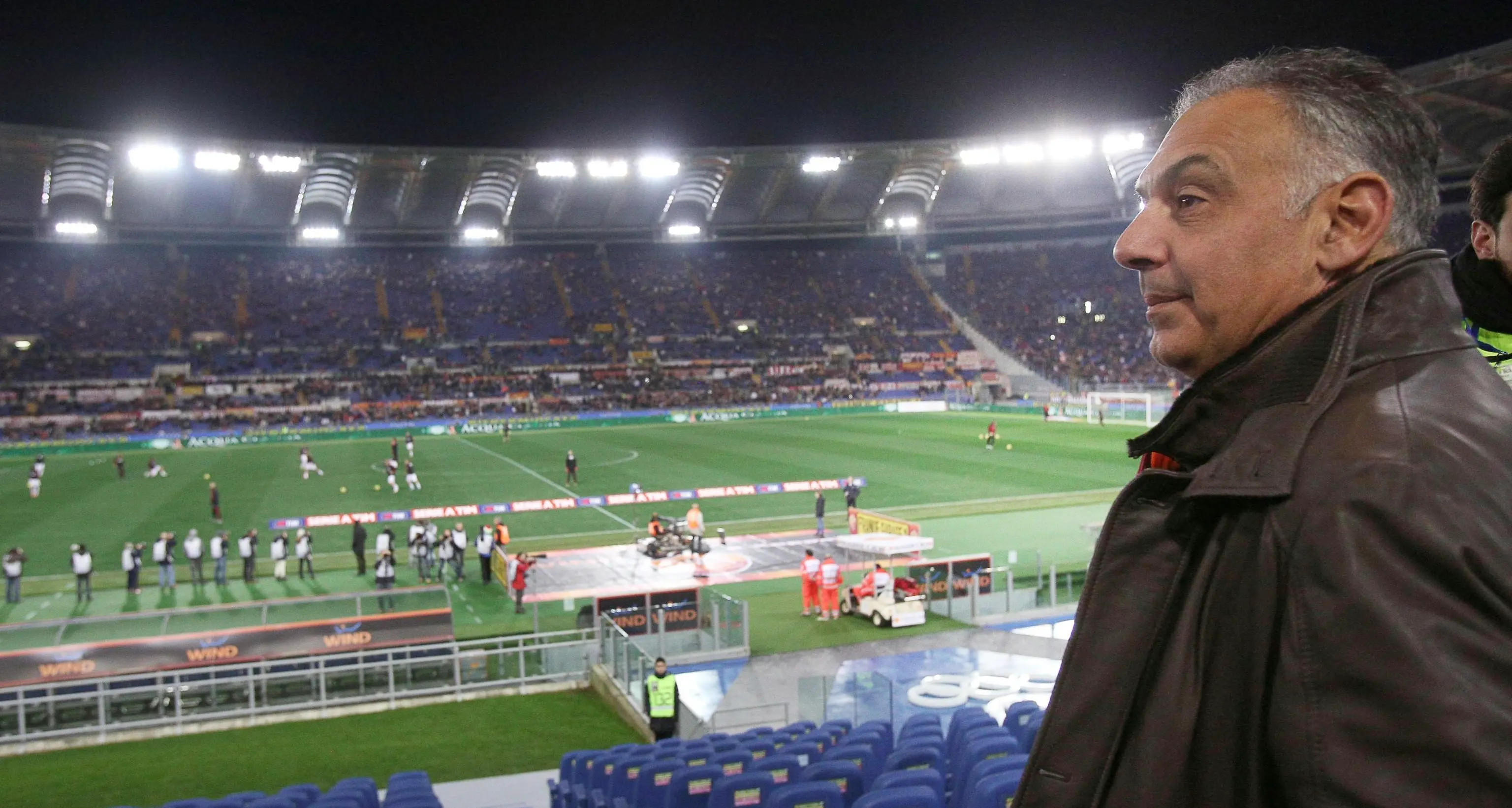 Roma, il boss Pallotta e i tifosi che gettano m.