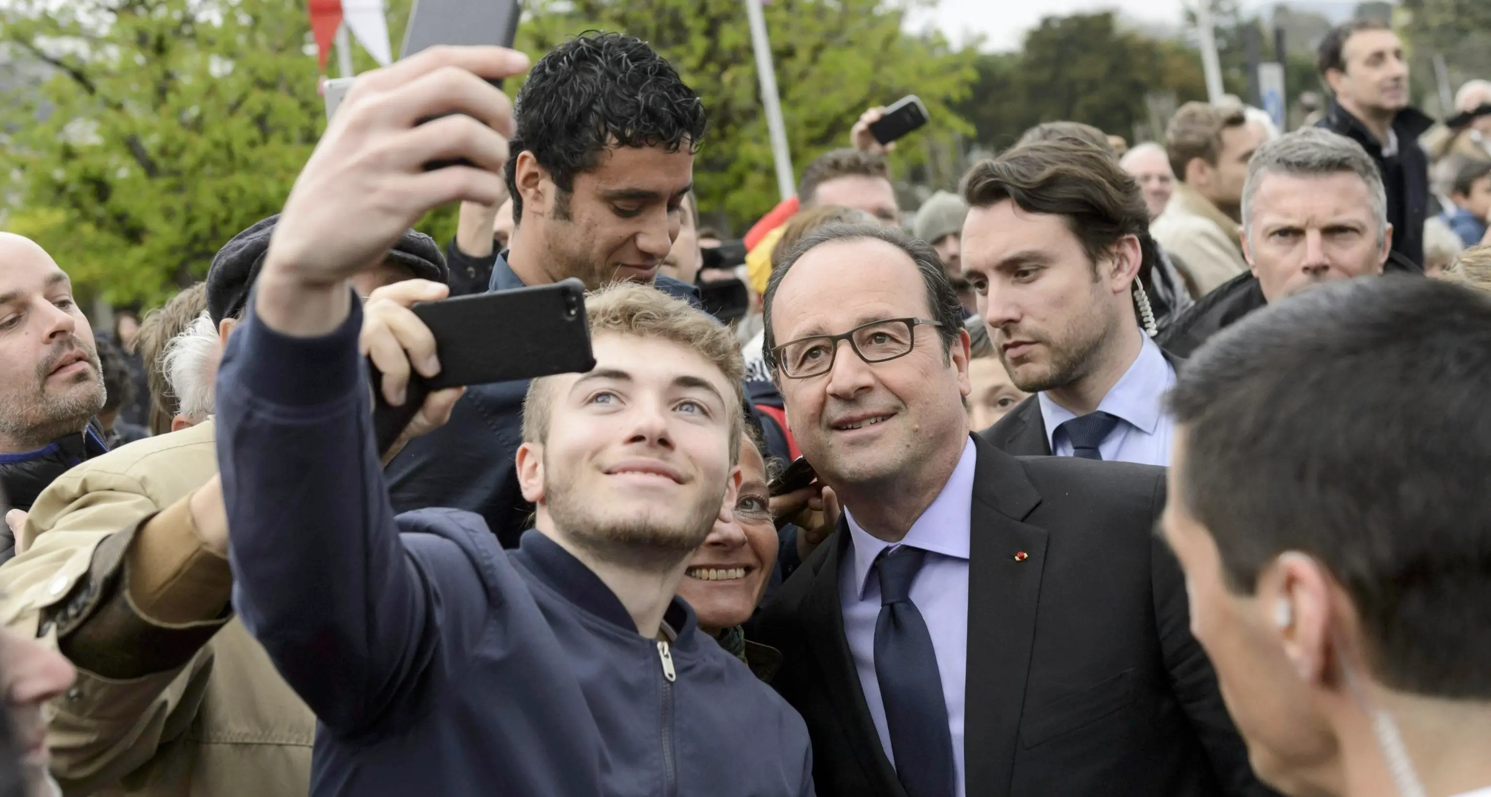 Hollande finisce nella trappola del selfie con dito medio