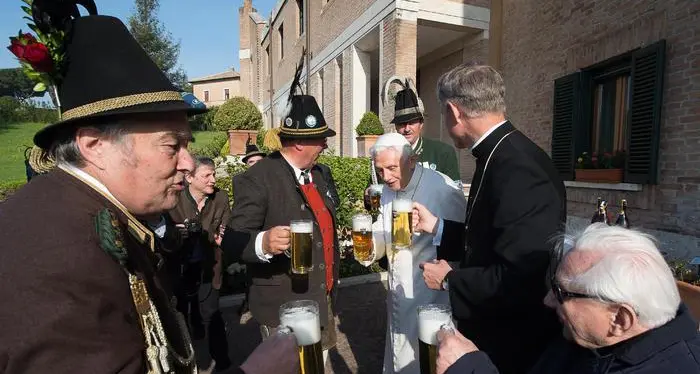 Brindisi con birra bavarese per gli 88 anni di Benedetto XVI