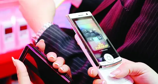Rimprovera alunna che usa cellulare, prof picchiato dal padre
