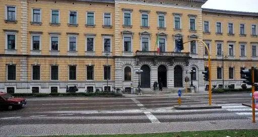 «Rapporti con una 16enne», madre inguaia il vicino 30enne